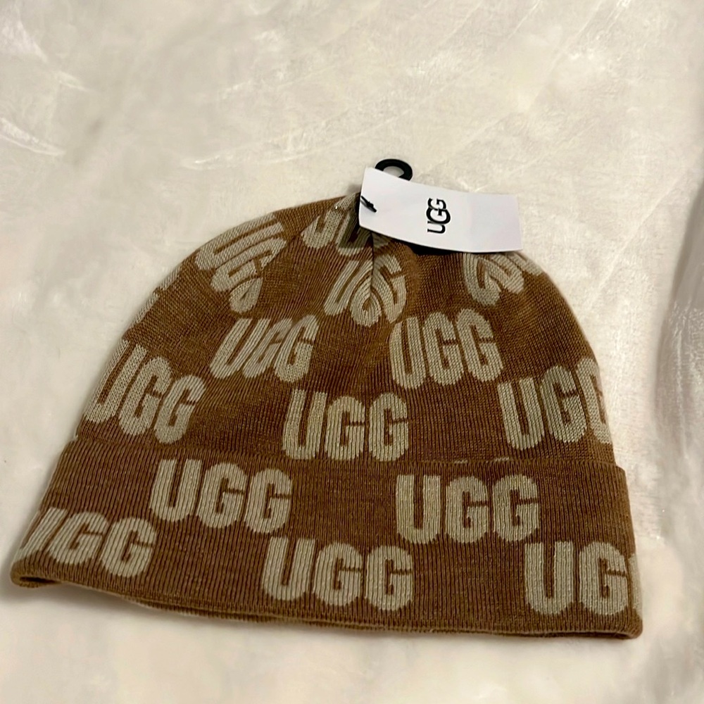 Ugg logo beanie NWT